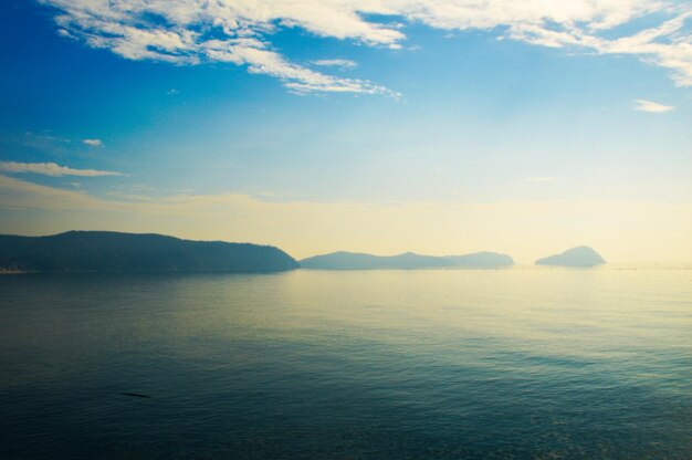 写真 空に照らされた海の景色