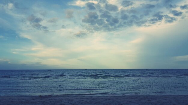 写真 空に照らされた海の景色