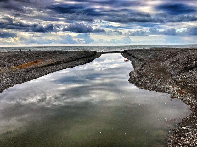 写真 空に照らされた海の景色