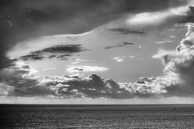 写真 空に照らされた海の景色