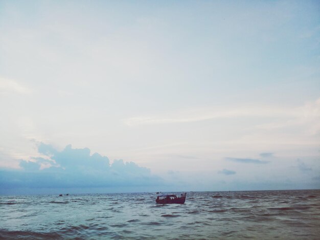 写真 空に照らされた海の景色