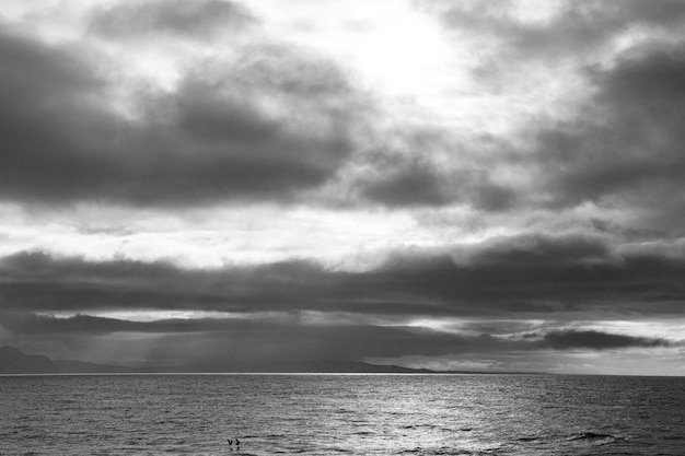 写真 空に照らされた海の景色