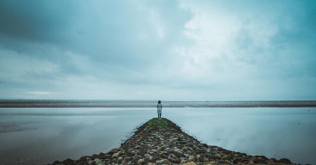 写真 空に照らされた海の景色