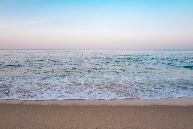 写真 空に照らされた海の景色