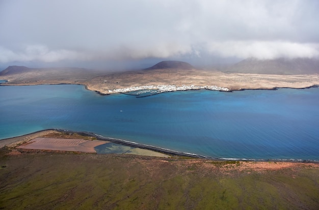 Фото Красивый вид на море на фоне неба