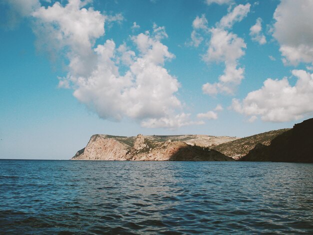 写真 空に照らされた海の景色