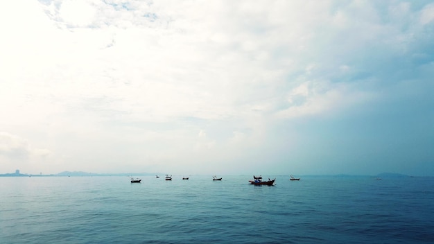 写真 空に照らされた海の景色