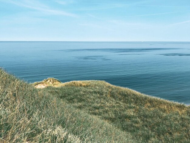 Фото Красивый вид на море на фоне неба