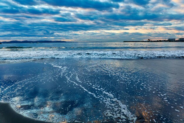 写真 空に照らされた海の景色