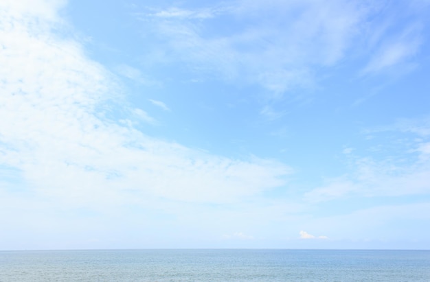 写真 空に照らされた海の景色