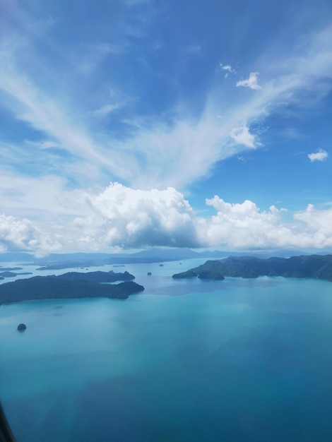 写真 空に照らされた海の景色