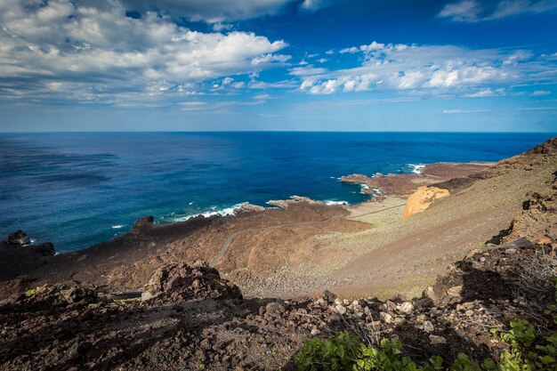 写真 空に照らされた海の景色