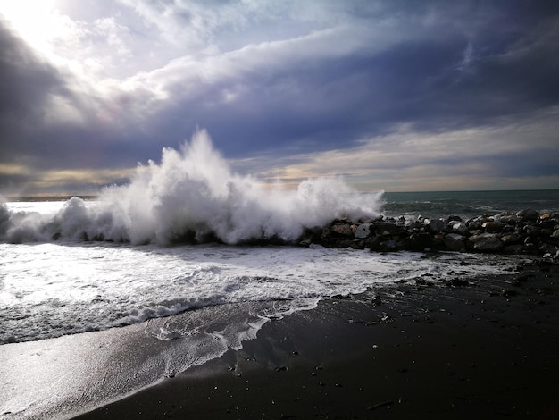 写真 空に照らされた海の景色