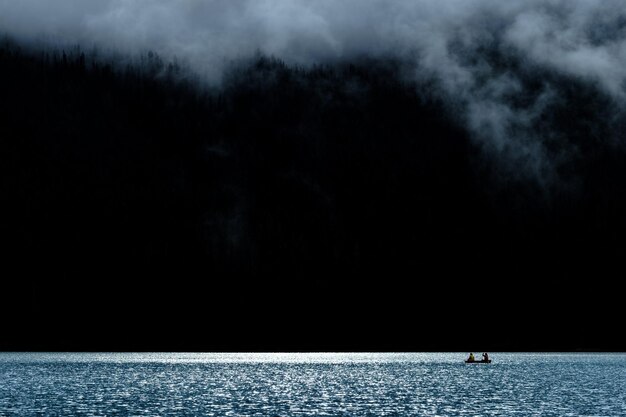 写真 空に照らされた海の景色