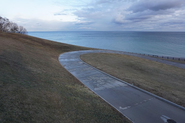 写真 空に照らされた海の景色