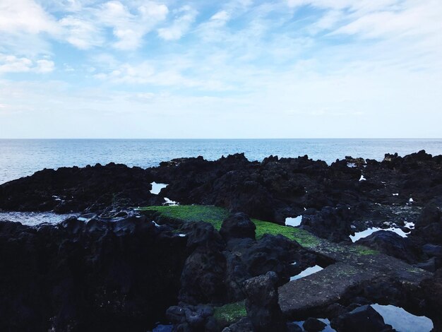 写真 空に照らされた海の景色