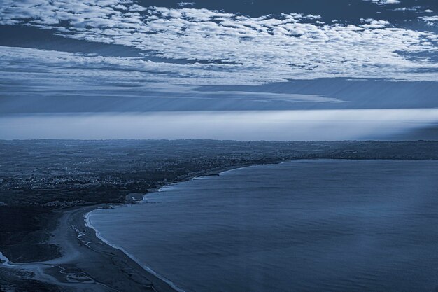 写真 空に照らされた海の景色