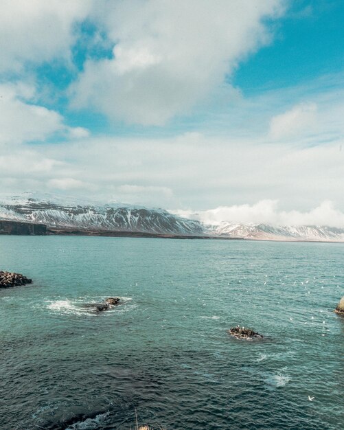 写真 空に照らされた海の景色