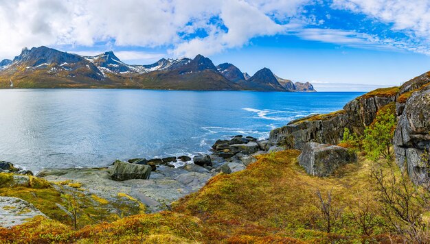 Фото Красивый вид на море на фоне неба