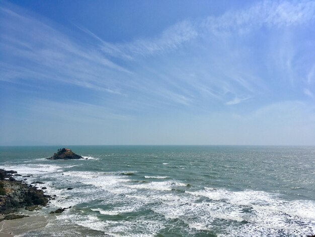 写真 空に照らされた海の景色