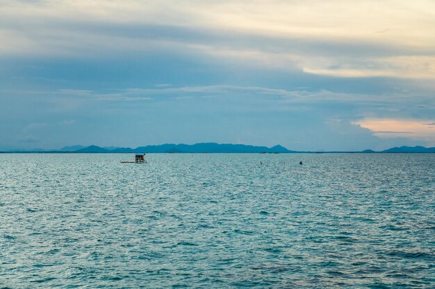 写真 空に照らされた海の景色