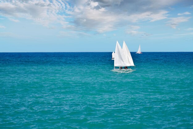 写真 空に照らされた海の景色