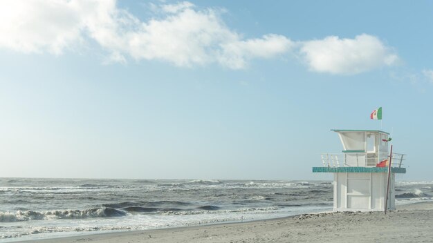 写真 空に照らされた海の景色