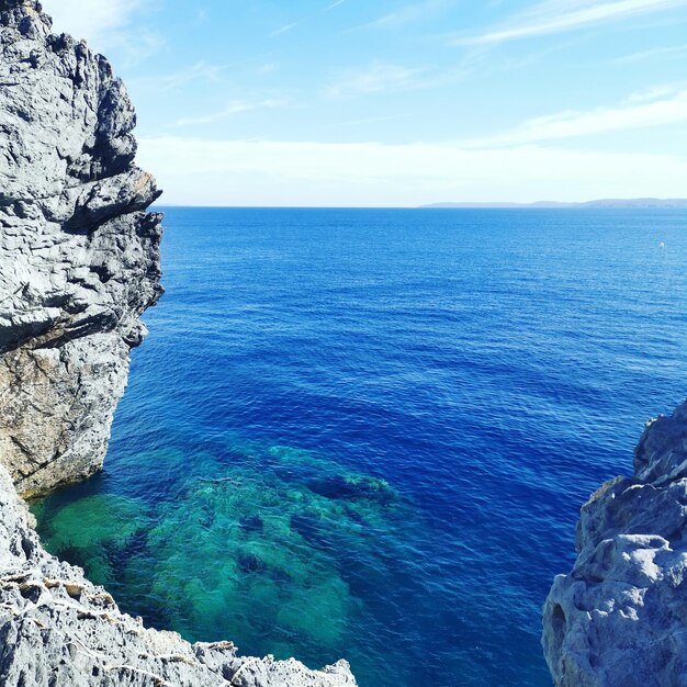 写真 空に照らされた海の景色