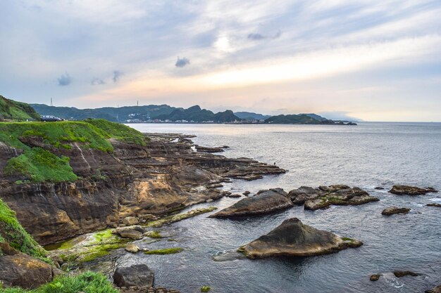 写真 空に照らされた海の景色