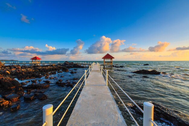 写真 空に照らされた海の景色