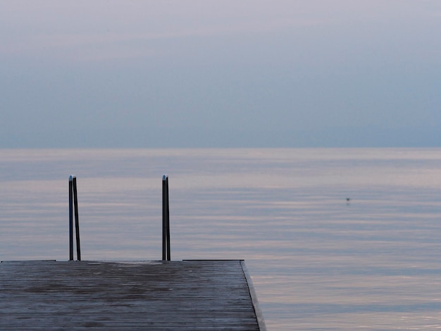 写真 空に照らされた海の景色