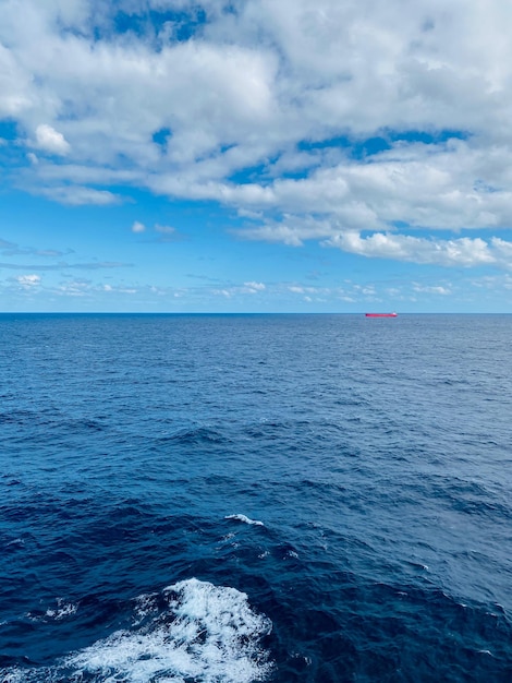 写真 空に照らされた海の景色