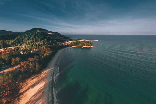 写真 空に照らされた海の景色