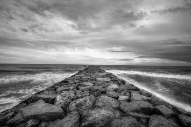 写真 空に照らされた海の景色