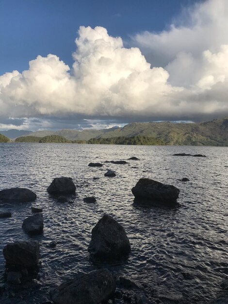 写真 空に照らされた海の景色