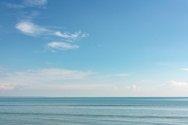 写真 空に照らされた海の景色