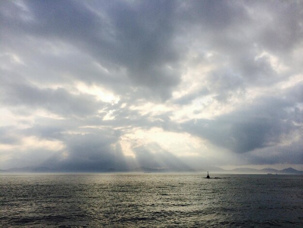 写真 空に照らされた海の景色