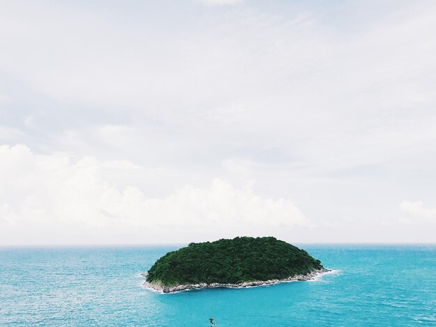 写真 空に照らされた海の景色