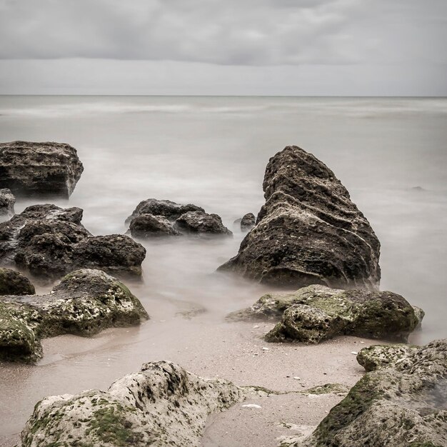 Фото Красивый вид на море на фоне неба