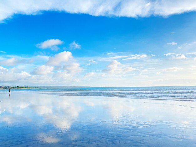 写真 空に照らされた海の景色