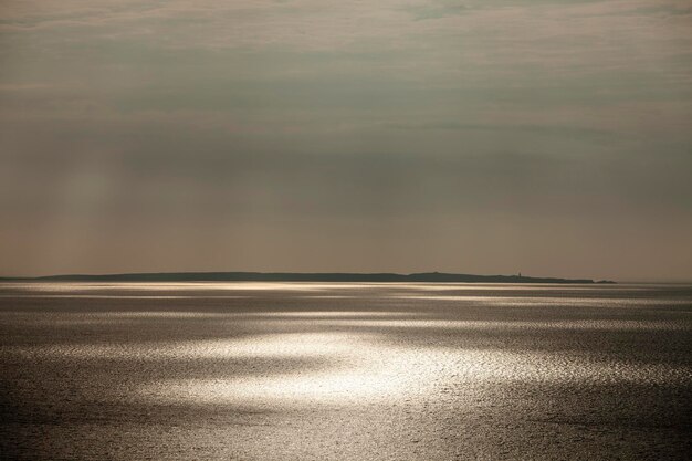 写真 空に照らされた海の景色