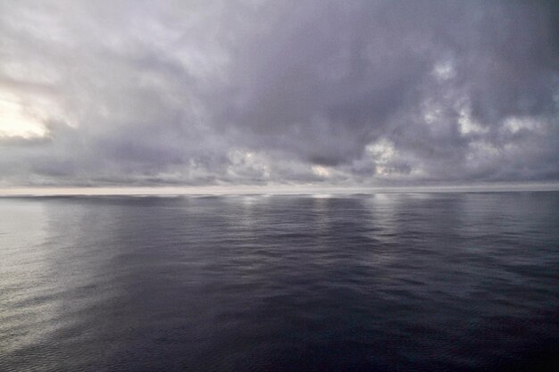 写真 空に照らされた海の景色