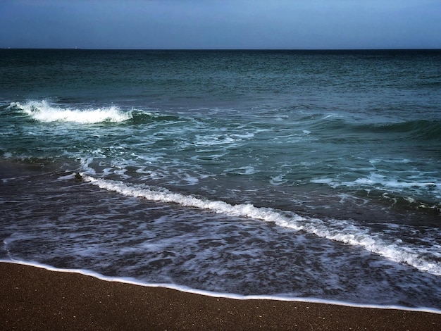 Фото Красивый вид на море на фоне неба