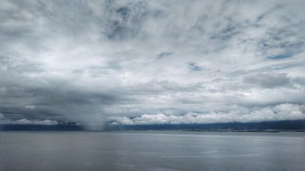 写真 嵐 の 雲 に 逆らっ て の 海 の 景色