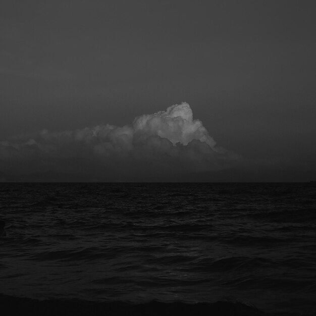 写真 嵐の雲に照らされた海の景色