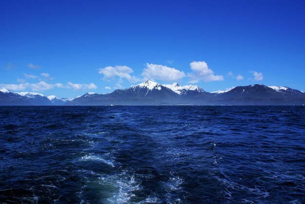 Фото Красивый вид на море и горы на фоне голубого неба