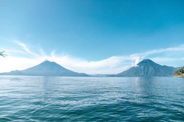 写真 青い空を背景に海と山の景色