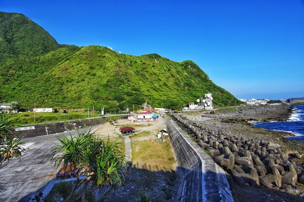 写真 晴れた青い空に囲まれた海と山の景色