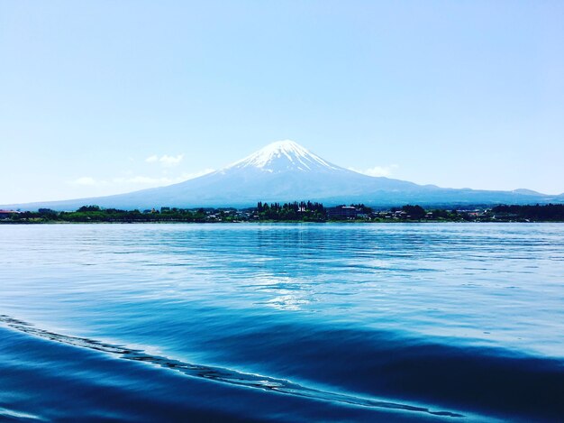 写真 晴れた青い空に囲まれた海と山の景色