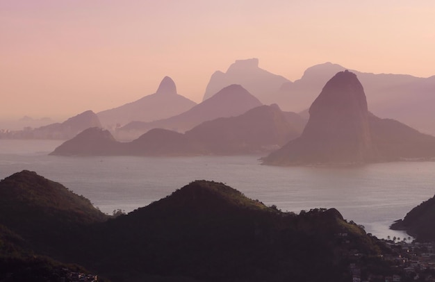 写真 晴れた空を背景に海と山の景色